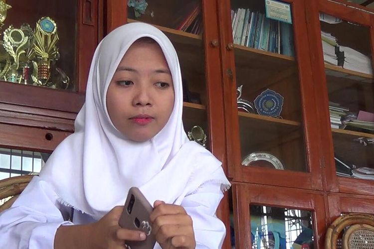 Nabila (16) menceritakan pertemuannya dengan saudari kembarnya di media sosial. Senin, (13/1/2020).(KOMPAS.COM/ABDUL HAQ YAHYA MAULANA T.)