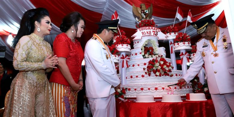 Gubernur Sulawesi Utara Olly Dondokambey dan Wakil Gubernur Sulawesi Utara Steven Kandouw (kiri ke kanan) dalam acara Tos Kenegaraan dan Pesta Rakyat di Lapangan Robert Wolter Monginsidi, Menado, Jumat (17/8/2018).