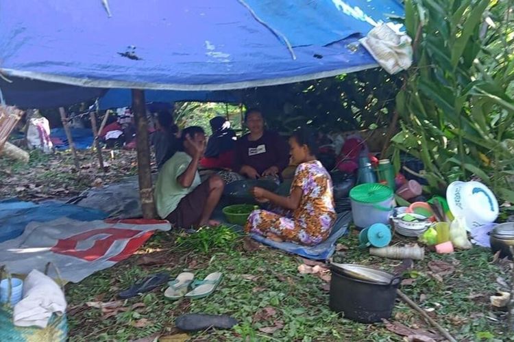 Sejumlah pengungsi korban gempa di Kecamatan Tehoru, Kabupaten Maluku Tengah masih tetap bertahan di hutan, Kamis (17/6/2021)