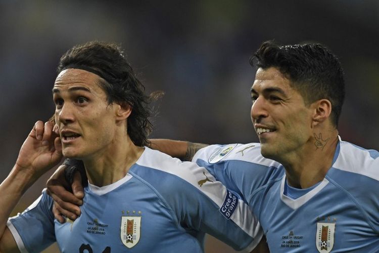 Edinson Cavani (kiri) dari Uruguay merayakan dengan rekan setimnya Luis Suarez setelah mencetak gol melawan Chili selama pertandingan grup turnamen sepak bola Copa America di Stadion Maracana di Rio de Janeiro, Brasil, pada 24 Juni 2019.