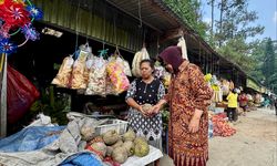 Kunjungi Trawas, Mojokerto, Risma Dengarkan Keluh Kesah Pedagang dan Masyarakat