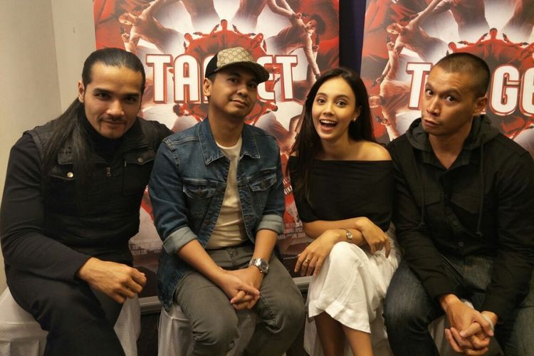 (Kiri ke kanan) Romy Rafael, Raditya Dika, Anggika Bolsterli, Samuel Rizal saat ditemui di Kantor Soraya Intercine Film, Menteng, Jakarta Pusat, Rabu (2/5/2018). 