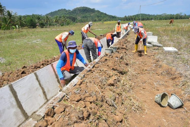 Kementerian PUPR melaksanakan program padat karya tunai salah satunya melalui P3TGAI