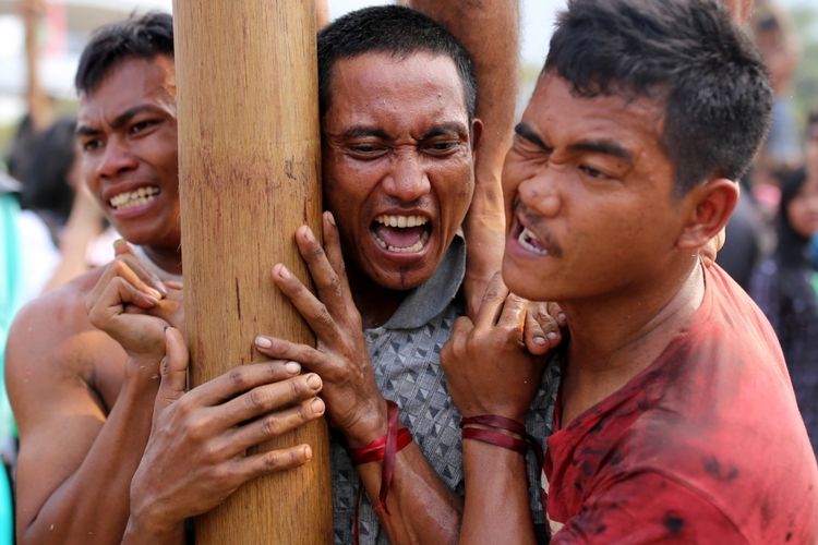 Sejumlah warga mengikuti lomba panjat pinang kolosal di Pantai Carnaval, Taman Impian Jaya Ancol, Jakarta Utara, Kamis (17/8/2017). Dalam perlombaan panjat pinang kolosal itu disiapkan 172 batang pohon pinang dengan aneka macam hadiah sekaligus memeriahkan perayaan HUT ke-72 Kemerdekaan Republik Indonesia.