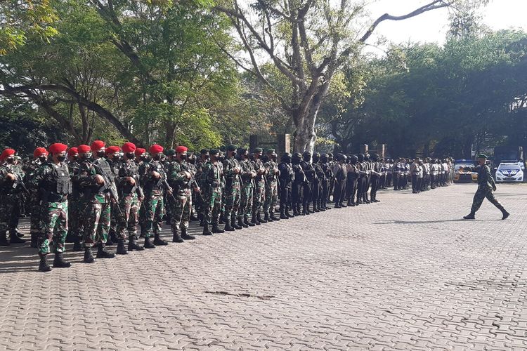 Personel gabungan mengikuti apel pengamanan pelaksanaan G20 di halaman Benteng Vastenburg Solo, Jawa Tengah, Senin (4/7/2022).