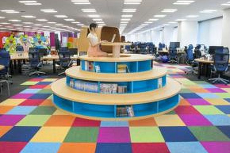 Kantor ini dirancang sebagai susunan arsitektur unik dan menarik melalui penggunaan meja panjang sekitar 250 meter. 