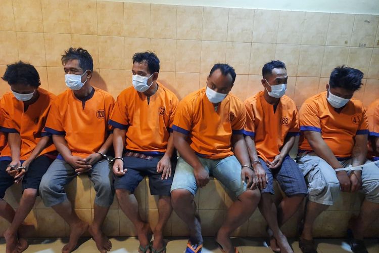Enam Tersangka kasus polisi gadungan yang menyasar korban seorang petani di Kabupaten Banyuwangi, Jawa Timur, di Polresta Banyuwangi, Senin (27/12/2021). 