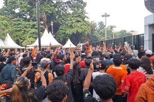 Rayakan Gol Kemenangan Persija, Sejumlah Jakmania Terobos Gerbang GBK