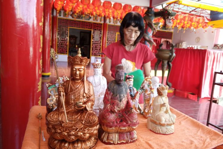 Proses pembersihan patung dewa yang dilakukan di Jember untuk mempersiapkan hari raya Imlek