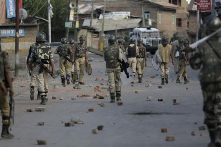 Pasukan keamanan India berpatroli di wilayah Srinagar, Kashmir yang dikontrol India, 7 September 2106 . Dua orang tewas dan sedikitnya 25 lainnya cedera, Sabtu (10/9/2016), dalam bentrokan aparat dengan para demonstran.
