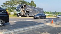 Bus Semeru Trans Tabrak Truk Pakan Ternak di Tol Cipali Cirebon, 1 Penumpang Tewas