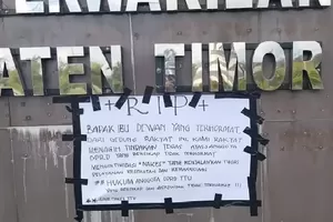 Aksi #SaveNakes, Plang Kantor DPRD TTU Ditempeli Kertas Tuntutan Usai Kematian dr Icha