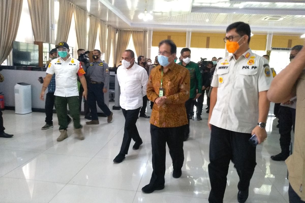 Menteri ATR/BPN RI, Sofyan Djalil didampingi Gubernur Sumatera Utara dan forkopimda memberikan keterangan kepada wartawan usai rapat tertutup di aula rumah dinas Gubernur Sumatera Utara pada Rabu (29/7/2020) siang. Mereka membahas penyelesaian kasus tanah di Sumatera Utara, mulai dari tanah eks HGU PTPN II, tanah Sport Centre, hingga pemindahan Bandara Polonia ke Langkat.