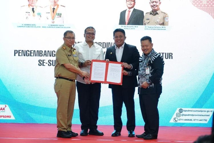 Gubernur Sumatera Selatan (Sumsel) Herman Deru saat menghadiri Rapat Koordinasi (Rakor) Pengembangan Kompetensi SDM Aparatur se-Sumsel Tahun 2023 di Aula Badan Pengembangan Sumber Daya Manusia Daerah (BPSDMD) Provinsi Sumsel, Senin (11/9/2023). 
