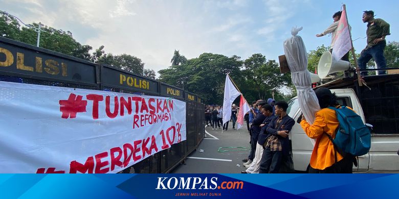 BEM Nusantara Demo di Sekitar Monas, Bawa Figur Pocong Bertuliskan Matinya Demokrasi