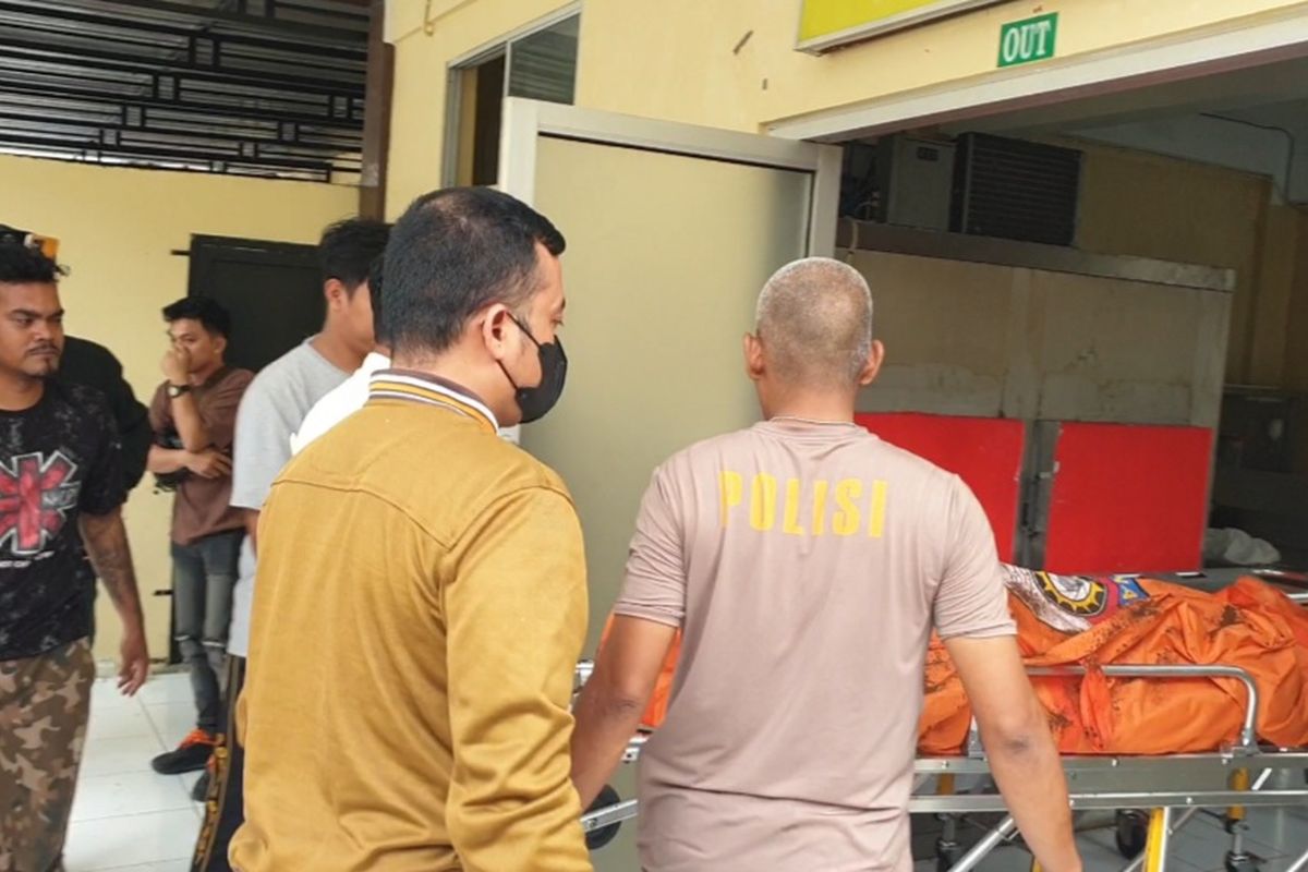 Jenazah Andreas Sianipar (44) saat tiba di Rumah Sakit Bhayangkara Medan pada Sabtu (21/12/2024). 