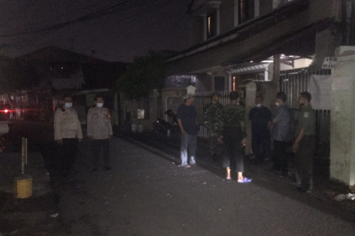 Aparat berjadi di lokasi di tawuran antar warga terjadi di Jalan Manggis 1, Manggarai Selatan, Tebet, Jakarta Selatan pada Selasa (14/9/2021) malam. 