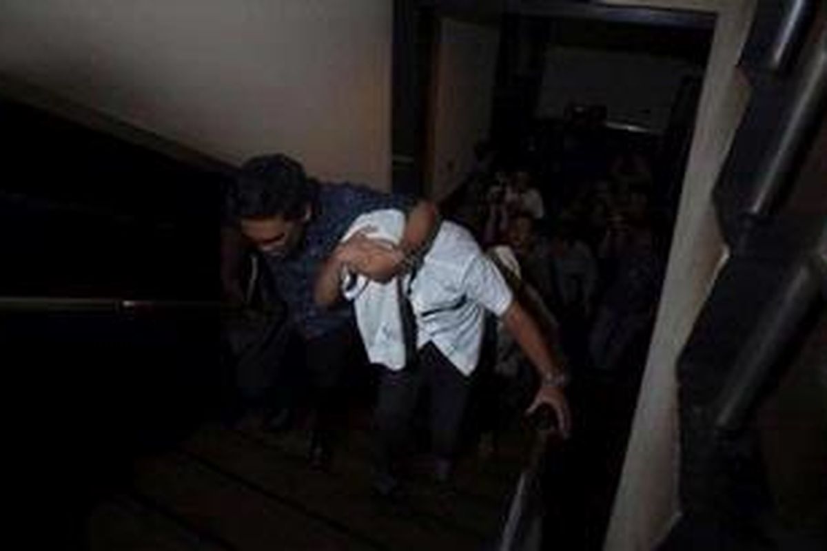 Pelajar SMA 70  tersangka pelaku tawuran dibawa masuk ke gedung Polres Metro Jakarta Selatan untuk menjalani rekonstruksi,Jakarta, Jumat (12/10/2012). Rekonstruksi tertutup dilakukan di lantai 4 gedung polres , diikuti tujuh  pelajar tersangka tawuran (termasuk FR pembunuh Alawy), dan saksi 12 orang pelajar dari Sma 6 dan 70. Mereka akan menjalani 15 adegan rekonstruksi kejadian tawuran tanggal 24 September 2012. 