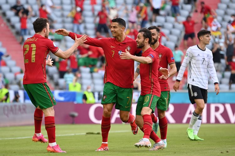 MUENCHEN, JERMAN: Penyerang Porrtugal Cristiano Ronaldo melakukan selebrasi gol bersama Diogo Jota dan Bernardo Silva dalam laga Grup F Euro 2020 kontra Jerman di Football Arena, Muenchen, 19 Juni 2021.