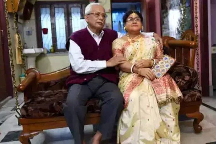 Seorang pria di India, Tapas Sandilya, memilih mengabadikan sosok sang istri yang sudah meninggal ke dalam patung supanya masih bisa berdampingan.