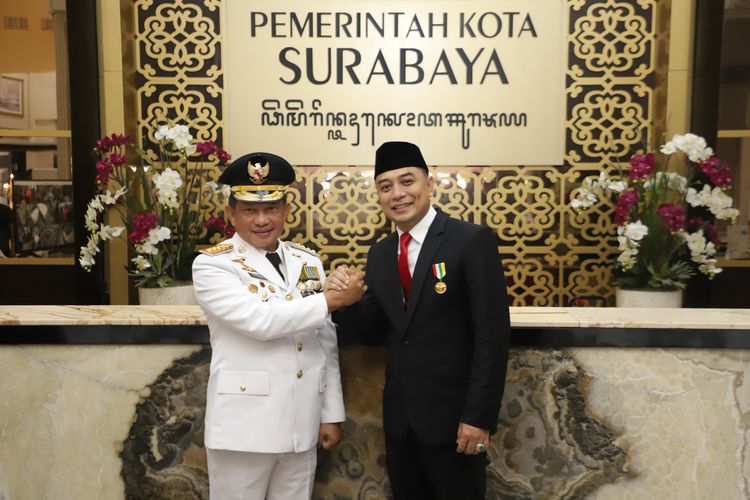 Eri Cahyadi berhasil jadi Wali Kota Surabaya pertama yang raihPenghargaan Satyalancana Karya Bhakti Praja Nugraha.