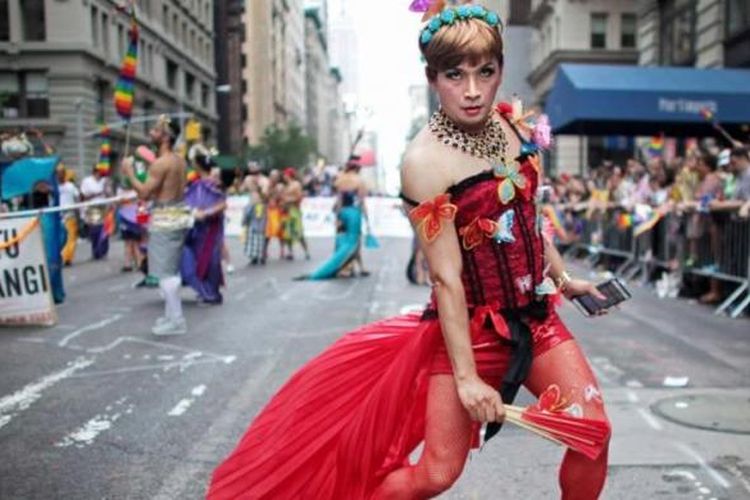 Peserta dari komunitas LGBT Indonesia di New York, mengikuti Gay Pride Parade di New York City, 28 Juni 2015, dua hari setelah Mahkamah Agung (MA) Amerika Serikat melegalkan pernikahan sesama jenis di 50 negara bagian.