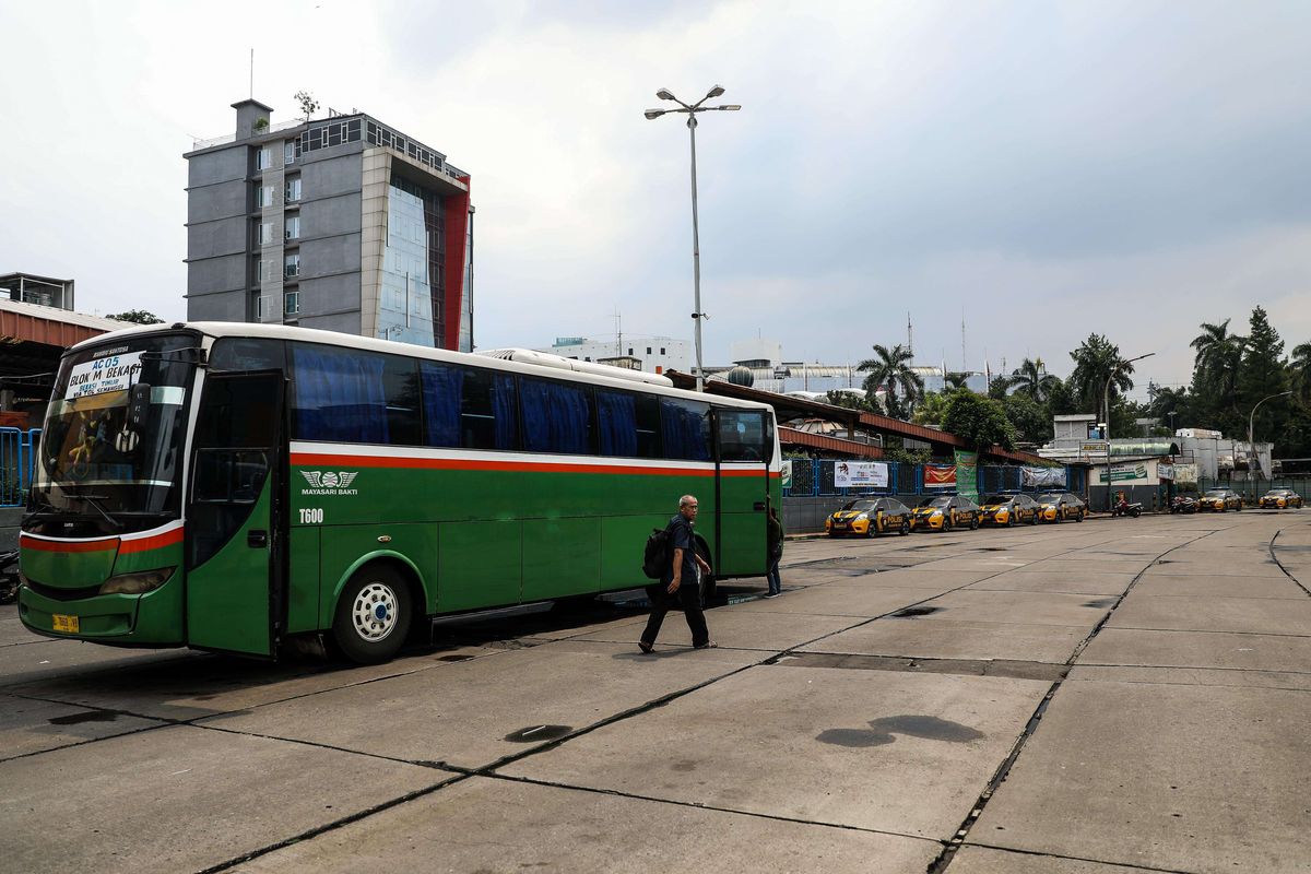 Suasana jalur bus dan transjakarta yang lengang di Terminal Blok M, Jakarta Selatan, Selasa (24/3/2020). Terminal Blok M lebih lengang dibandingkan hari biasa karena sebagian perusahaan telah menerapkan bekerja dari rumah guna menekan penyebaran virus corona atau COVID-19.