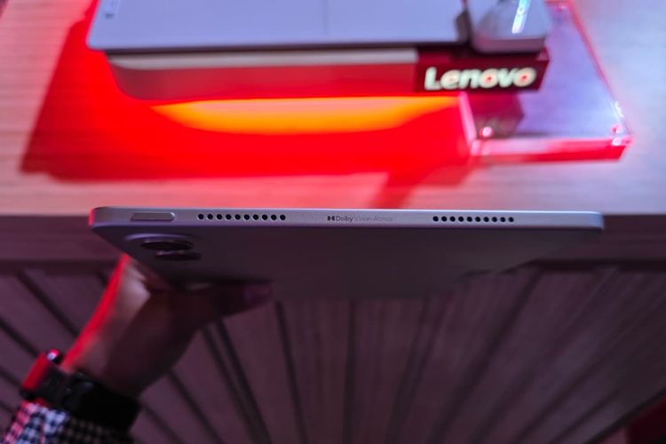 Lenovo Yoga Tab dibekali sistem speaker premium dengan dual tweeter dan dual bass driver, serta teknologi Dolby Atmos untuk menghasilkan suara yang lebih detail dan imersif.