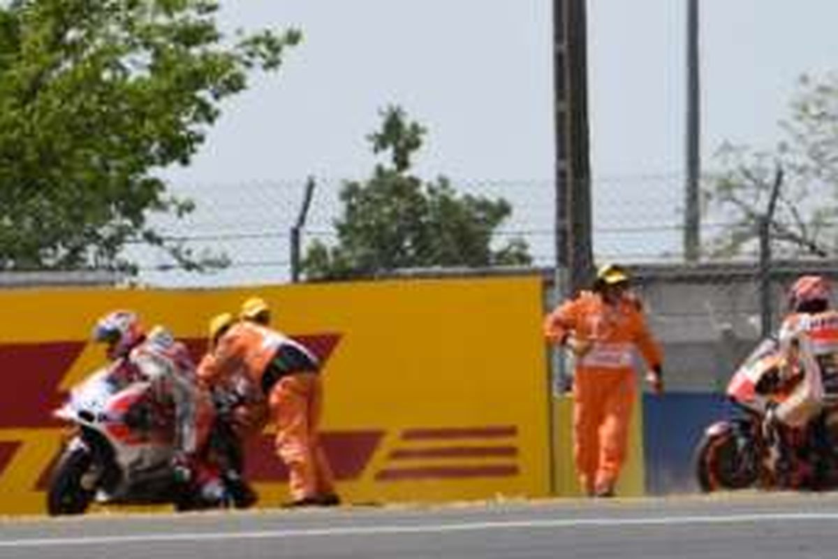 Andrea Dovizioso (Ducati) dan Marc Marquez (Repsol Honda) terjatuh bersamaan pada dua lokasi yang berbeda di GP Prancis, Minggu (8/5/2016). 