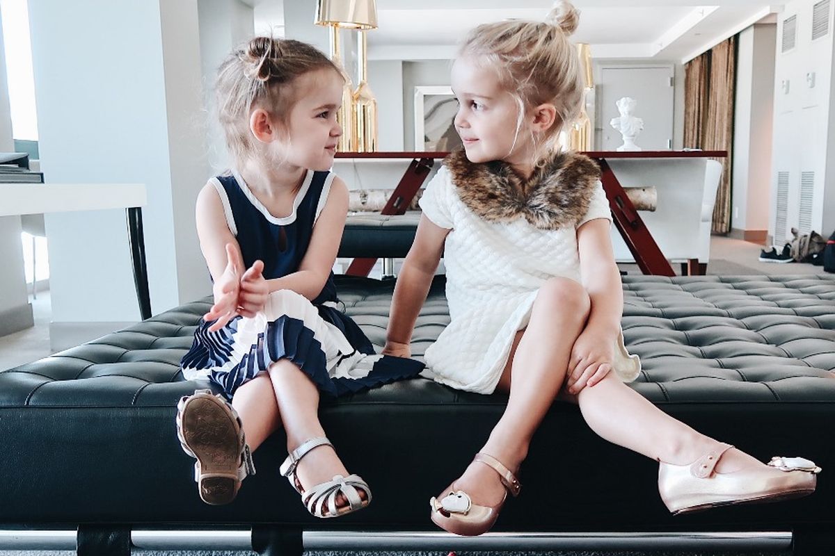 Si kembar Emma dan Mila yang terkenal di Instagram.
