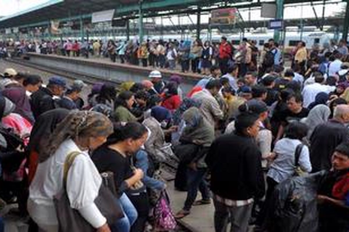 Calon penumpang menunggu kedatangan kereta di Stasiun Manggarai, Jakarta, usai jam pulang kerja, Senin (21/1/2013). Penumpang KRL Jabodetaboek terutama tujuan Bekasi dan Bogor menumpuk di Stasiun Manggarai karena sejumlah perlintasan kereta dan stasiun belum beroperasi akibat banjir yang melanda Jakarta pekan lalu.
