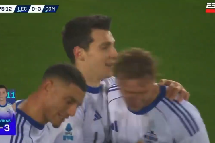 Penyerang Como 1907, Tasos Douvikas, merayakan gol ke gawang Lecce. Pertandingan Serie A Lecce vs Como 1907 bergulir di Stadion Via del Mare pada Sabtu (27/12/2025).