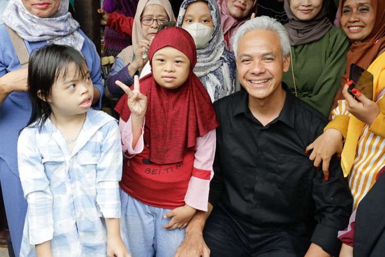 Calon presiden nomor urut 3, Ganjar Pranowo, berjumpa dengan beberapa anak difabel yang ada di Loka Bina Karya Balikpapan, Kalimantan Timur, Selasa (5/12/2023). 