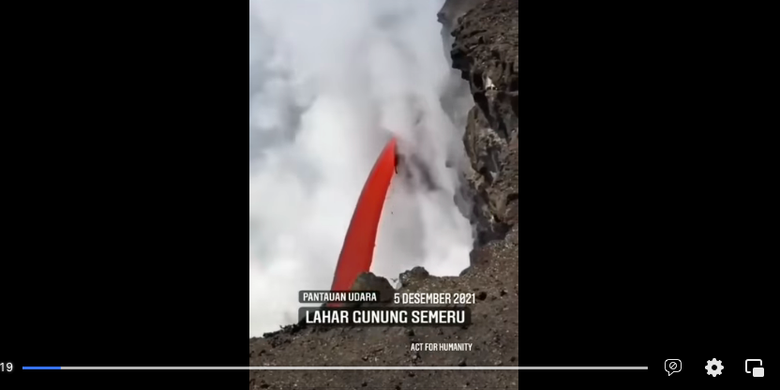 Tangkapan layar video yang diklaim sebagai lava pijar dari letusan Gunung Semeru