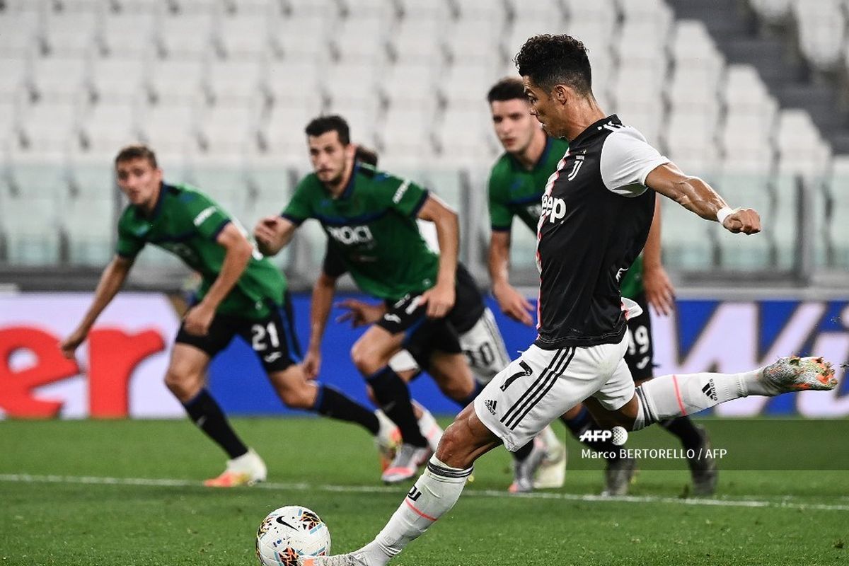 Cristiano Ronaldo saat mencetak gol penalti dalam pertandingan Liga Italia, Juventus vs Atalanta, di Stadion Allianz, Minggu (12/7/2020) dini hari WIB. 