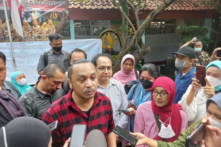 Ketua Umum Partai Solidaritas Indonesia (PSI) Giring ganesha saat mengunjungi SDN Pondok Cina 1, Jumat (9/12/2022).