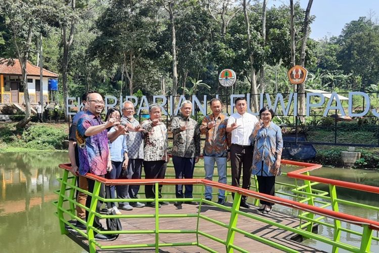 Ekoriparian pertama di wilayah kampus yang diberi nama Ekoriparian Leuwi Padjadjaran di kawasan Danau Jatinangor, Universitas Padjadjaran, diresmikan pada Selasa (9/7/2024). 