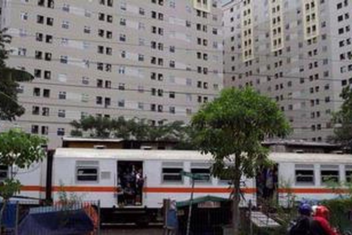 Ilustrasi: KRL ekonomi melintas di Rawajati, Jakarta Selatan, Sabtu (30/3/2013). Pemerintah memutuskan menunda penghapusan KRL ekonomi. Penundaan ini dilakukan hingga Juli 2013 ketika sistem tiket elektronik diterapkan. 