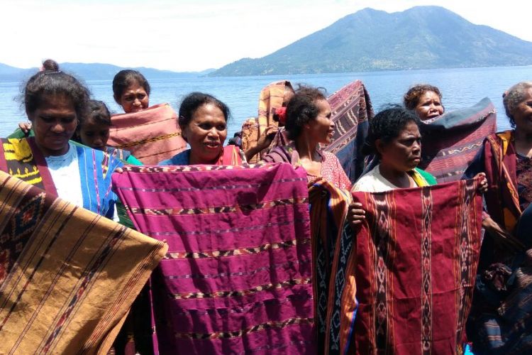 Para penjual kain tenun Alor yang berjualan di atas kapal di Pulau Ternate, Alor, NTT. 