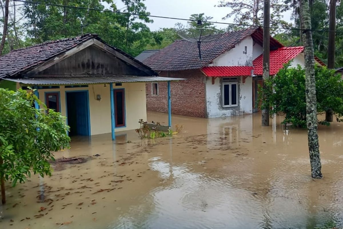 Banjir melanda sejumlah desa di Kecamatan Kawunganten, Kabupaten Cilacap, Jawa Tengah, Selasa (21/7/2021).