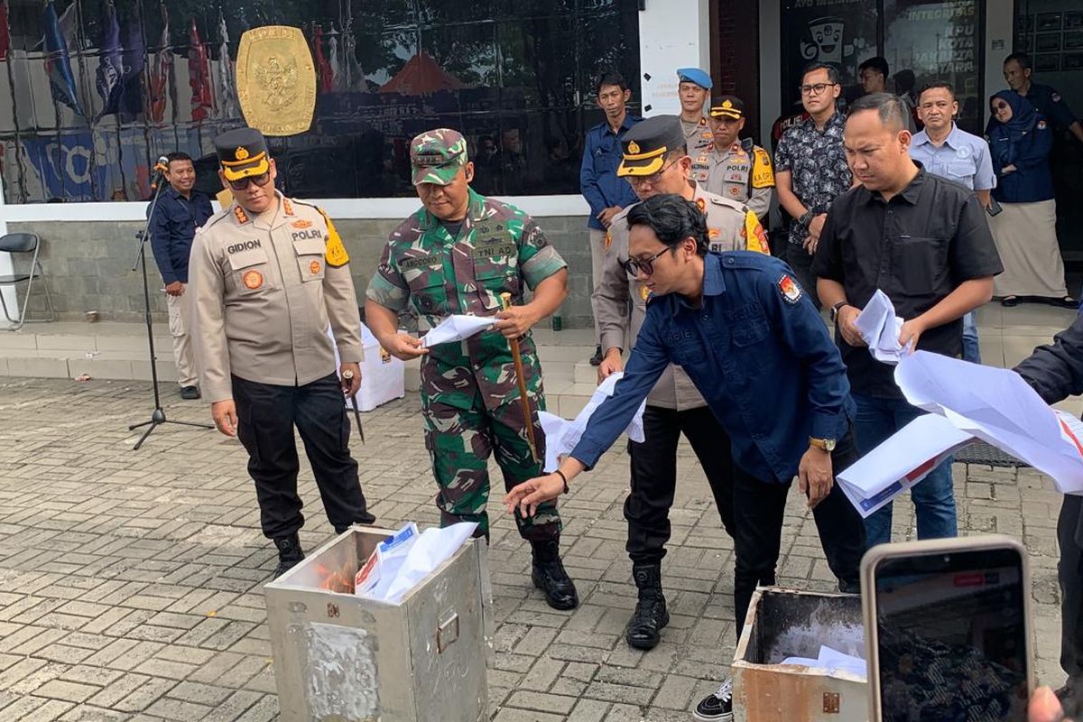 Komisi Pemilihan Umum (KPU) Jakarta Utara memusnahkan surat suara yang dinyatakan tidak sah pada Selasa (13/2/2024) di Tanjung Priok, Jakarta Utara.