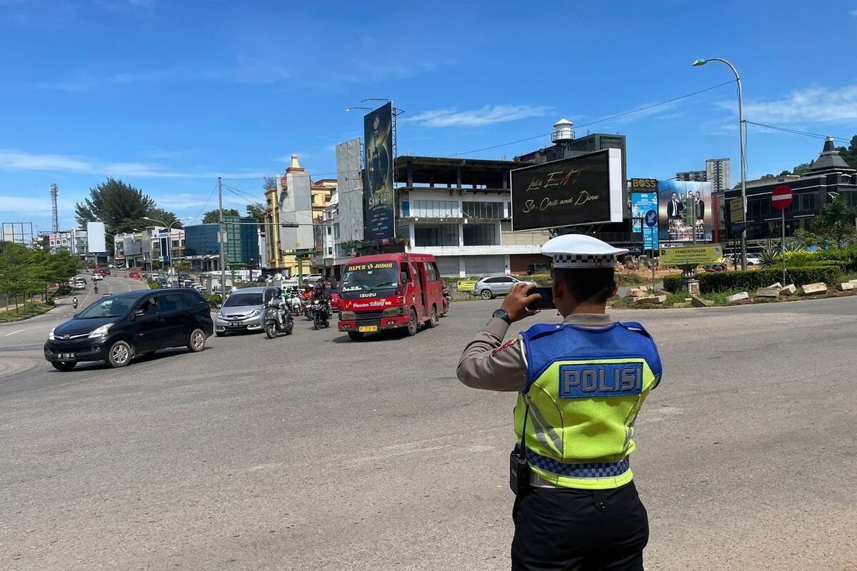 Jajaran Direktorat Lalu Lintas (Ditlantas) Polda Kepri menerapkan Tilang Electronic Traffic Law Enforcement (ETLE) Mobile Handheld atau dengan kamera ponsel di seluruh wilayah Batam, Kepulauan Riau (Kepri).