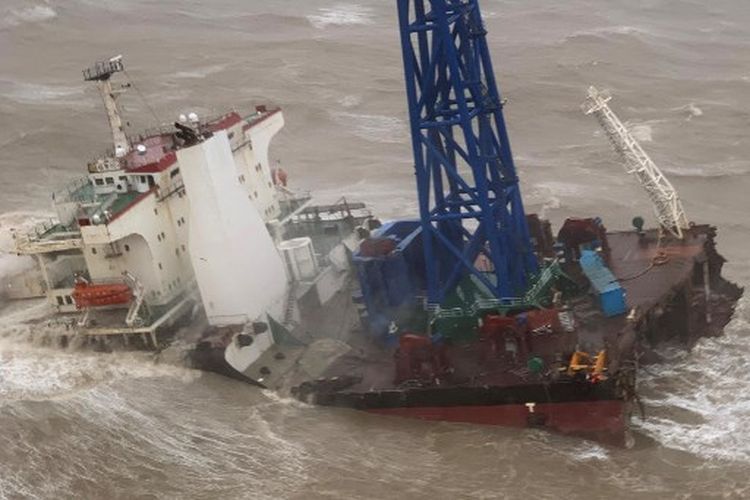 Foto selebaran ini diambil dan dirilis oleh Layanan Penerbangan Pemerintah Hong Kong pada 2 Juli 2022 menunjukkan sebuah kapal setelah pecah menjadi dua di tengah Topan Chaba, selama operasi penyelamatan anggota awak di Laut Cina Selatan 160 mil laut barat daya Hong Kong .