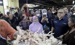 Tinjau Harga Kebutuhan Pokok di Pasar Wonokromo, Mendag Zulkifli: Terjaga dan Terkendali
