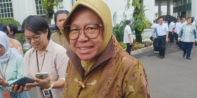 Menteri Sosial (Mensos) Tri Rismaharini di Kompleks Istana Kepresidenan, Jakarta, Senin (26/2/2024).