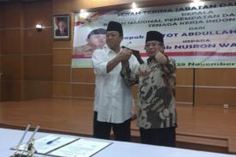 Kepada Badan Nasional Penempatan dan Perlindungan Tenaga Kerja Indonesia (BNP2TKI) Nusron Wahid (kiri), dan mantan Ketua BNP2TKI sebelumnyaGatot Abdullah Mansyur, dalam acara serah terima. Jabatan dan pisah sambut dengan Kepala BNP2TKI, di Aula BNP2TKi, jalan MT Haryono Kav 52, Jakarta Selatan, Jumat (28/11/2014). 