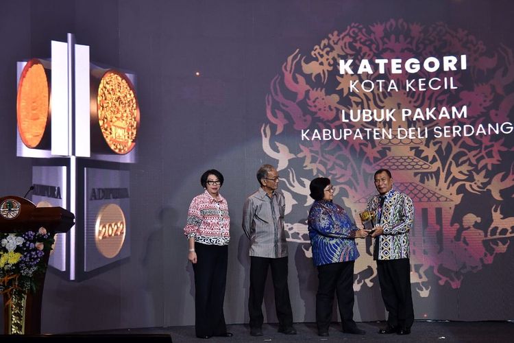 Menteri LHK Siti Nurbaya menyerahkan Adipura untuk Kota Lubukpakam kepada Bupati Deliserdang Ashari Tambunan di Gedung Manggala Wanabakti, Jakarta, Selasa (28/2/2023). 