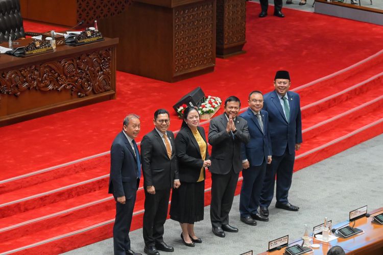 Foto bersama Pimpinan DPR RI usai menyetujui Muhammad Herindra menjadi Kepala Badan Inteligen Negara (KaBIN) pada Rapat Paripurna ke-4 Masa Persidangan I Tahun Sidang 2024-2025 di Gedung Nusantara II, Senayan, Jakarta, Kamis (17/10/2024). 