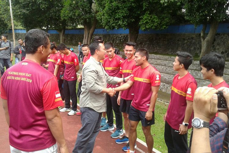 Menpora Imam Nahrawi memberi semangat kepada para atlet pencak silat yang sedang berlatih di Stadion Sriwedari Solo, Jawa Tengah, Selasa (13/3/2018).