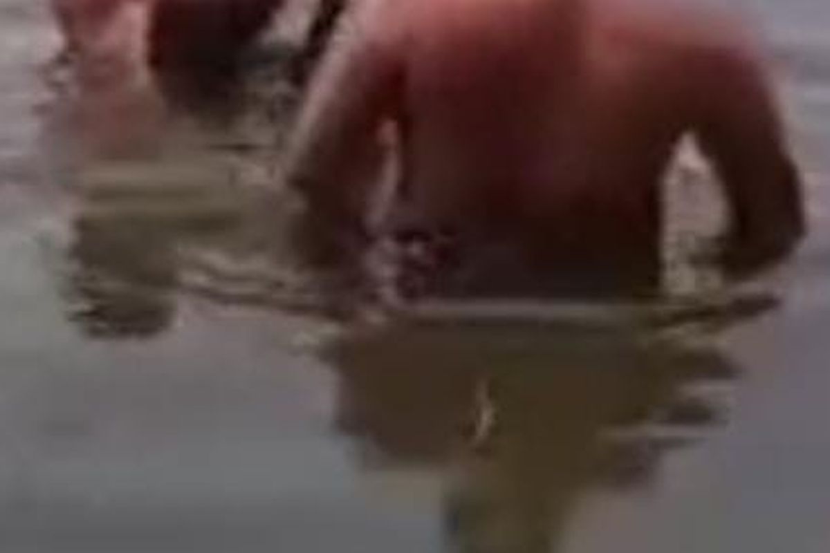 Evakuasi anak tewas tenggelam di kubangan air Surabaya, Selasa (21/1/2025).